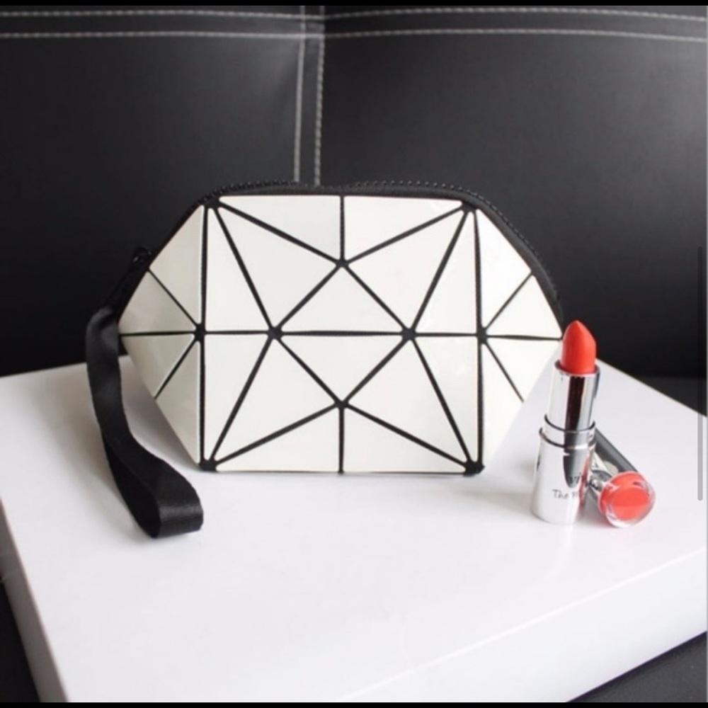 COPY - LAST WHITE GEOMETRIC COSMETIC POUCHE.💄